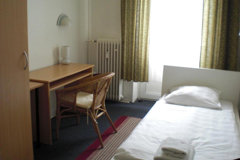 Hotel Komet Düsseldorf Rum bild